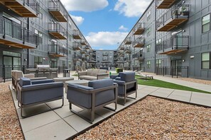BBQ/picnic Area - Landing Apartments near IU Health (Indianapolis)