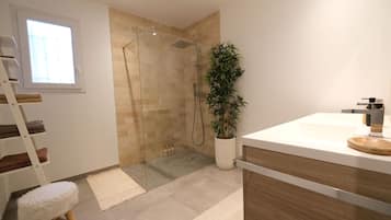 Een douche, een haardroger, handdoeken