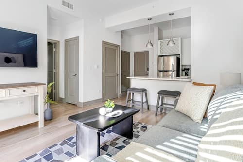 Apartment (1 Bedroom) | Wohnbereich | 50-Zoll-Smart-TV mit Digitalempfang