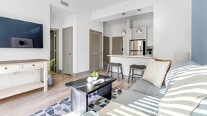 Apartemen (1 Bedroom) | Area keluarga | Televisi 50-inci dengan saluran TV digital