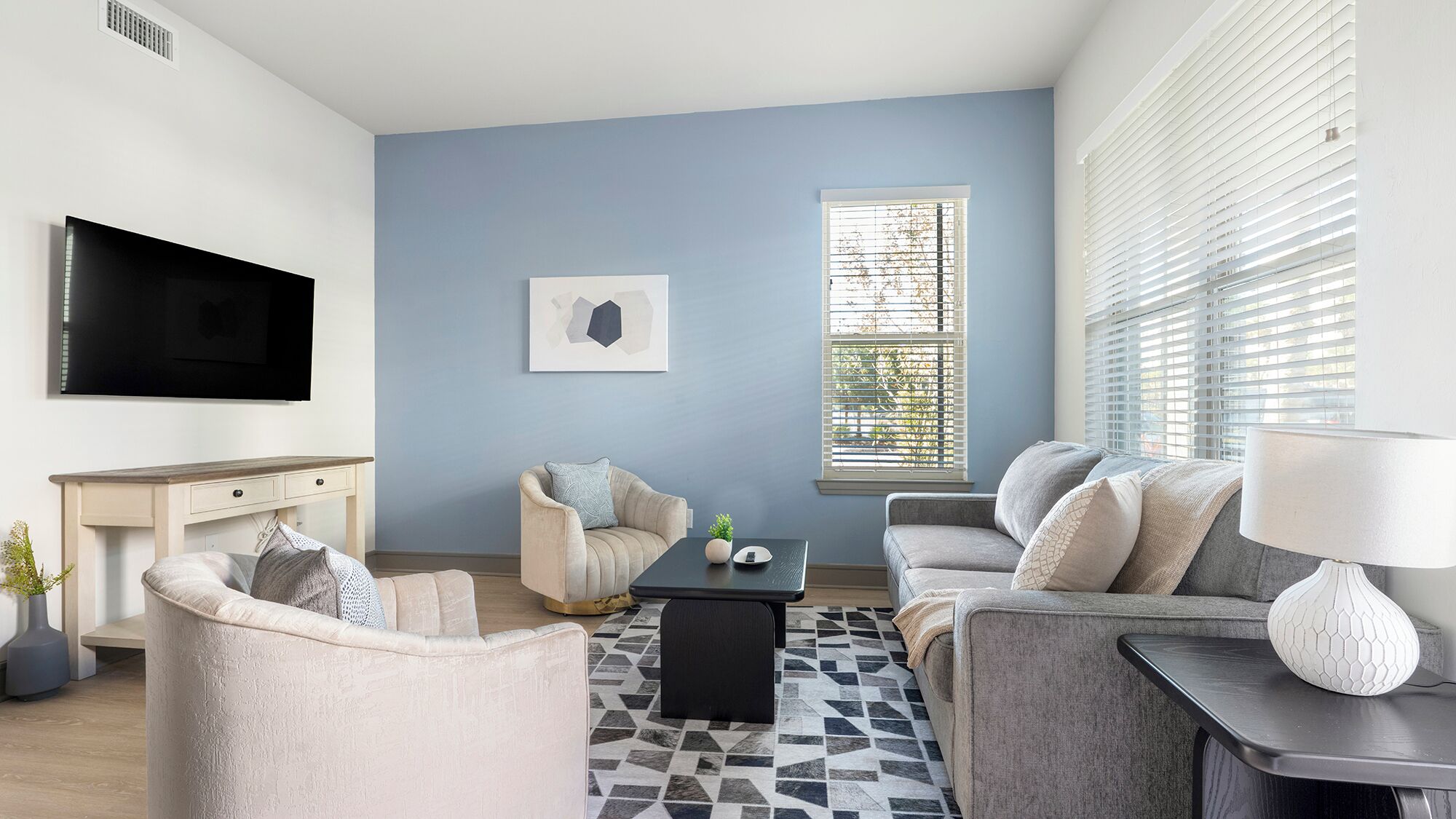 Leilighet (2 Bedrooms) | Oppholdsområde | En 50-tommers TV med digitale kanaler