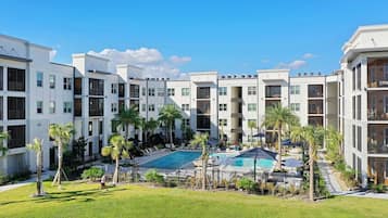 Una piscina al aire libre