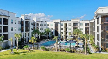 2 outdoor pools, free cabanas, sun loungers