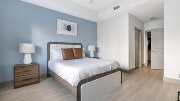 Apartment (2 Bedrooms) | 1 bedroom, individually decorated, individually furnished, desk