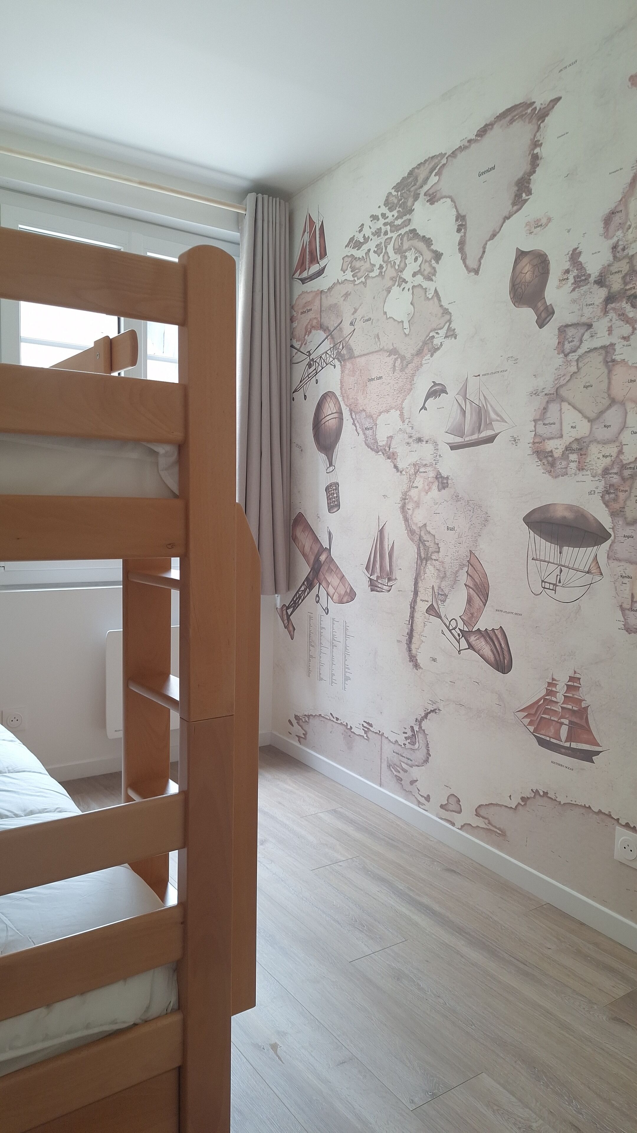 2 quartos, ferros/tábuas de passar roupa, berço de viagem