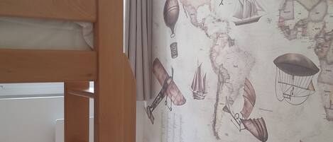 2 quartos, ferros/tábuas de passar roupa, berço de viagem