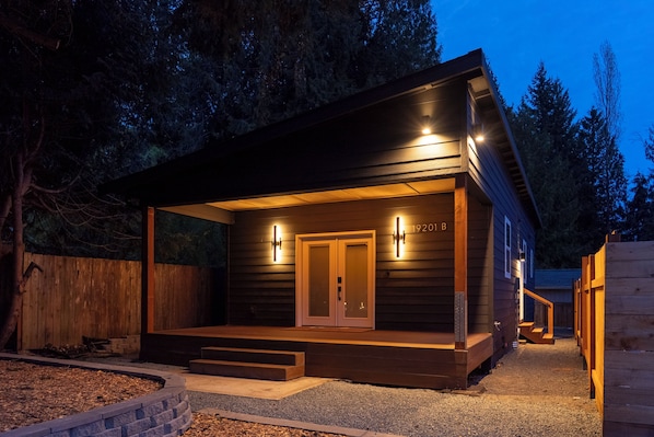Exterior - Modern 2Bed/2Bath Home with Full Kitchen (Bothell)