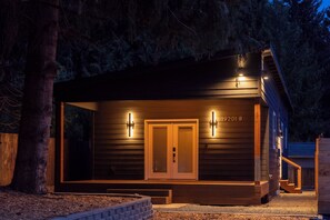 Exterior detail - Modern 2Bed/2Bath Home with Full Kitchen (Bothell)