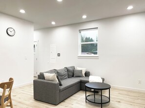 TV - Modern 2Bed/2Bath Home with Full Kitchen (Bothell)