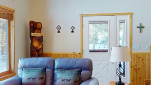 TV, fireplace - Master ensuite  | fenced-in yard | firepit & grill | Lazy Dog Cabin (Angel Fire)