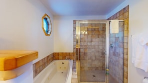 Douche, baignoire à jets, sèche-cheveux, serviettes fournies