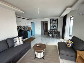 Een smart-tv en een stereo