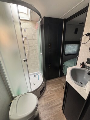 Regadera, secadora de cabello, toallas, jabón 