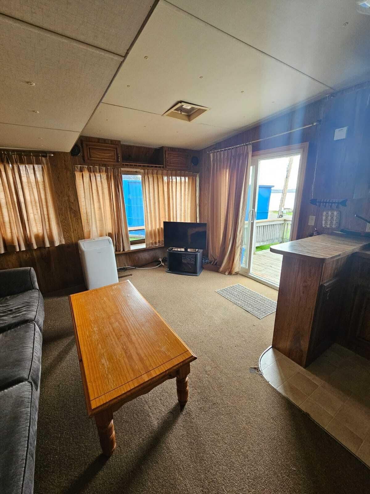 Trailer 10 - Lakefront | Living area