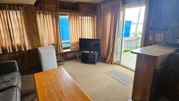 Trailer 10 - Lakefront | Living area