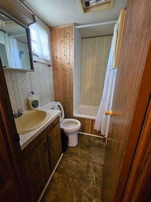 Trailer 10 - Lakefront | Bathroom