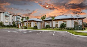 Free self-parking - Landing Apartments near South Apopka, FL (Apopka)