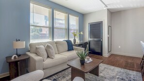 LĂ€genhet (1 Bedroom) | Vardagsrum | 50-tums smart-tv med digitalkanaler