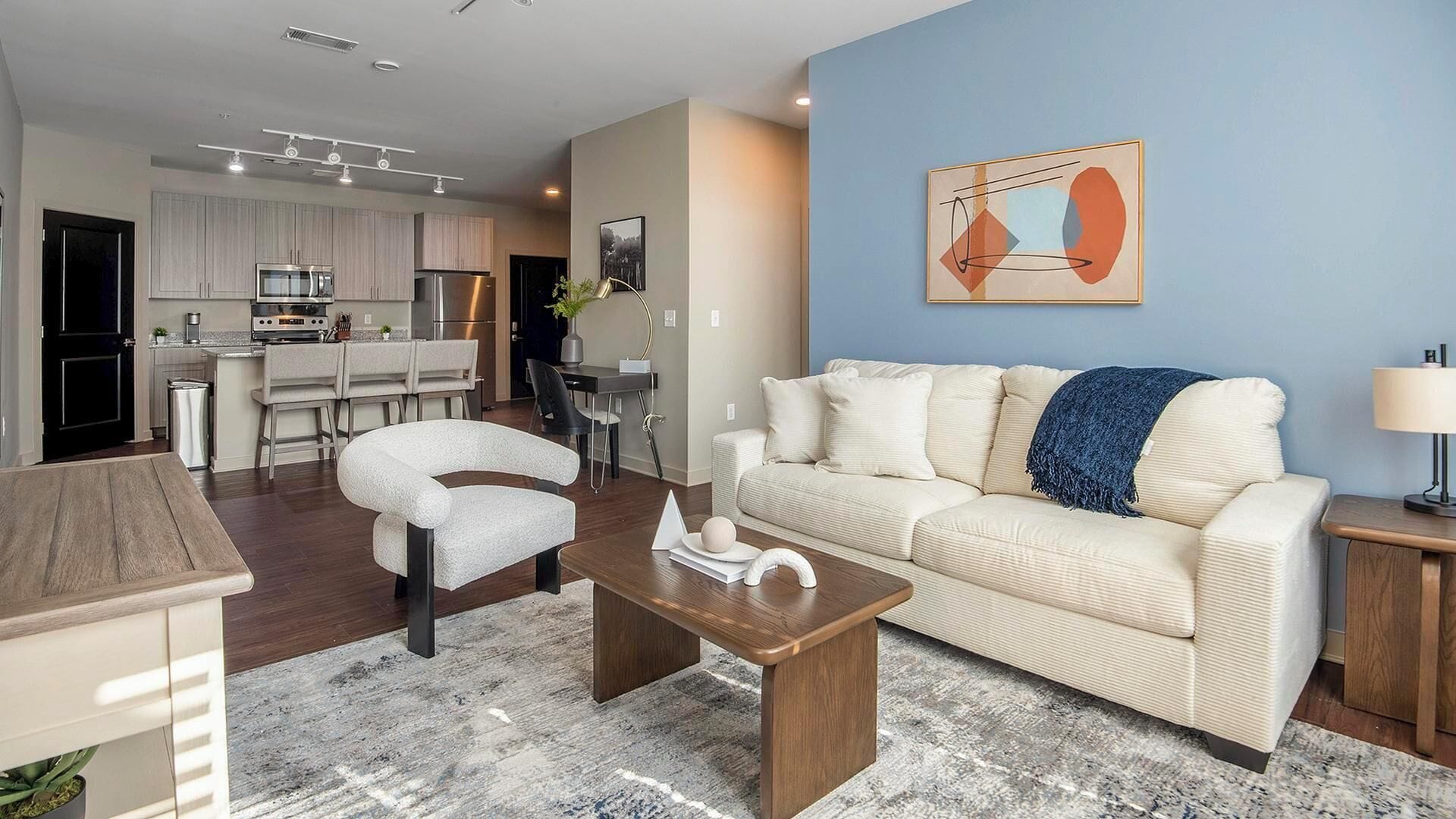 Huoneisto (2 Bedrooms) | Oleskelualue | 50–tuumainen televisio, jossa digitaalikanavat