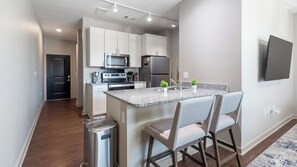 Apartment (1 Bedroom) | Private kitchen | Fridge, coffee/tea maker - Landing Furnished Apartments near Medical District (Memphis)