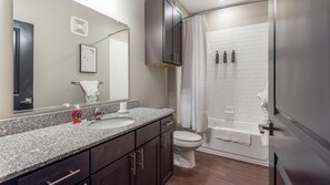 Apartment (1 Bedroom) | Bilik Mandi | Kelengkapan dandanan diri percuma, pengering rambut, tuala disediakan 