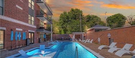 Piscine extérieure en saison