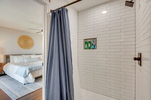 4 bedrooms, desk, travel crib, WiFi