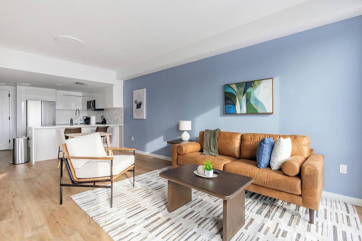 Apart Daire (1 Bedroom) | Oturma alanı | Dijital TV kanalları bulunan 50 inç akıllı televizyon, langırt