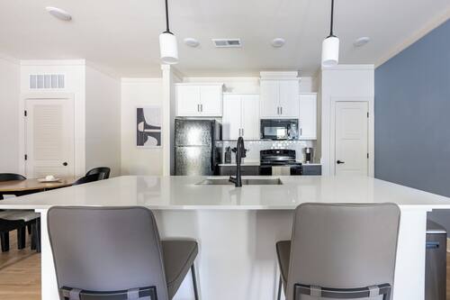 Appartement (1 Bedroom) | Cuisine privée | Réfrigérateur, four à micro-ondes, un four, surface de cuisson
