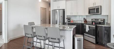 Apartment (1 Bedroom) | Eigene Küche | Kühlschrank, Wasserkocher mit Kaffee-/Teezubehör