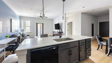 Lejlighed (1 Bedroom) | Privat køkken | Køleskab, kaffe-/temaskine