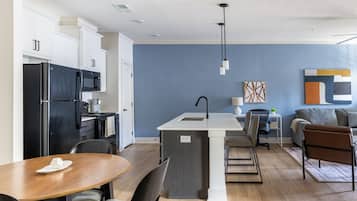 Apartment (1 Bedroom) | Private kitchen | Fridge, microwave, oven, stovetop
