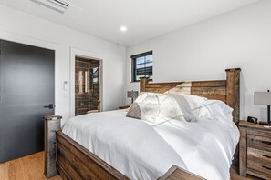 Een bureau, een strijkplank/strijkijzer, wifi, beddengoed