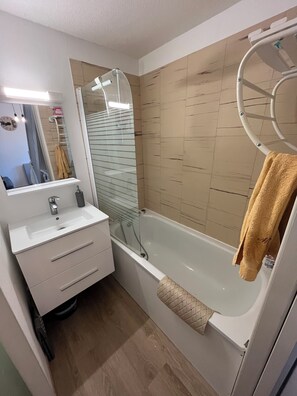 Hair dryer, soap, toilet paper - Vacation home for rent 34 m² in residence with swimming pool (Saint-Jean-de-Monts)
