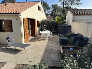 Outdoor dining - Vacation home for rent 34 m² in residence with swimming pool (Saint-Jean-de-Monts)