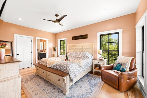 Eagles Nest 5 Bdrm Lake Front Home - White Pine, TN