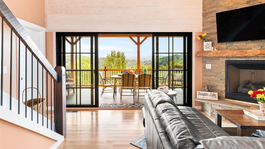 Eagles Nest 5 Bdrm Lake Front Home