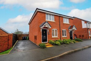 Exterior - Cosy & Contemporary 2 Bed Home, Quiet Area Parking - Pass the Keys (Shrewsbury)