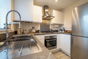 Fridge, oven, coffee/tea maker, toaster - Cosy & Contemporary 2 Bed Home, Quiet Area Parking - Pass the Keys (Shrewsbury)