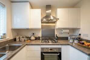 Fridge, oven, coffee/tea maker, toaster - Cosy & Contemporary 2 Bed Home, Quiet Area Parking - Pass the Keys (Shrewsbury)