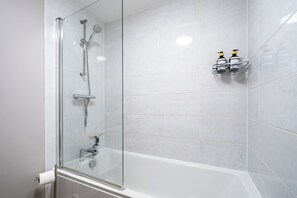 Shower, hair dryer, towels - Cosy & Contemporary 2 Bed Home, Quiet Area Parking - Pass the Keys (Shrewsbury)