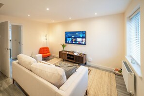 TV - Cosy & Contemporary 2 Bed Home, Quiet Area Parking - Pass the Keys (Shrewsbury)