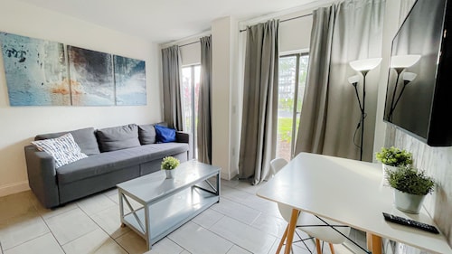 New listing! 2/2 Apartment Close to Universal
