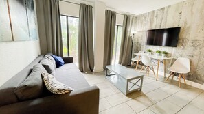 Living area - New listing! 2/2 Apartment Close to Universal (Orlando)