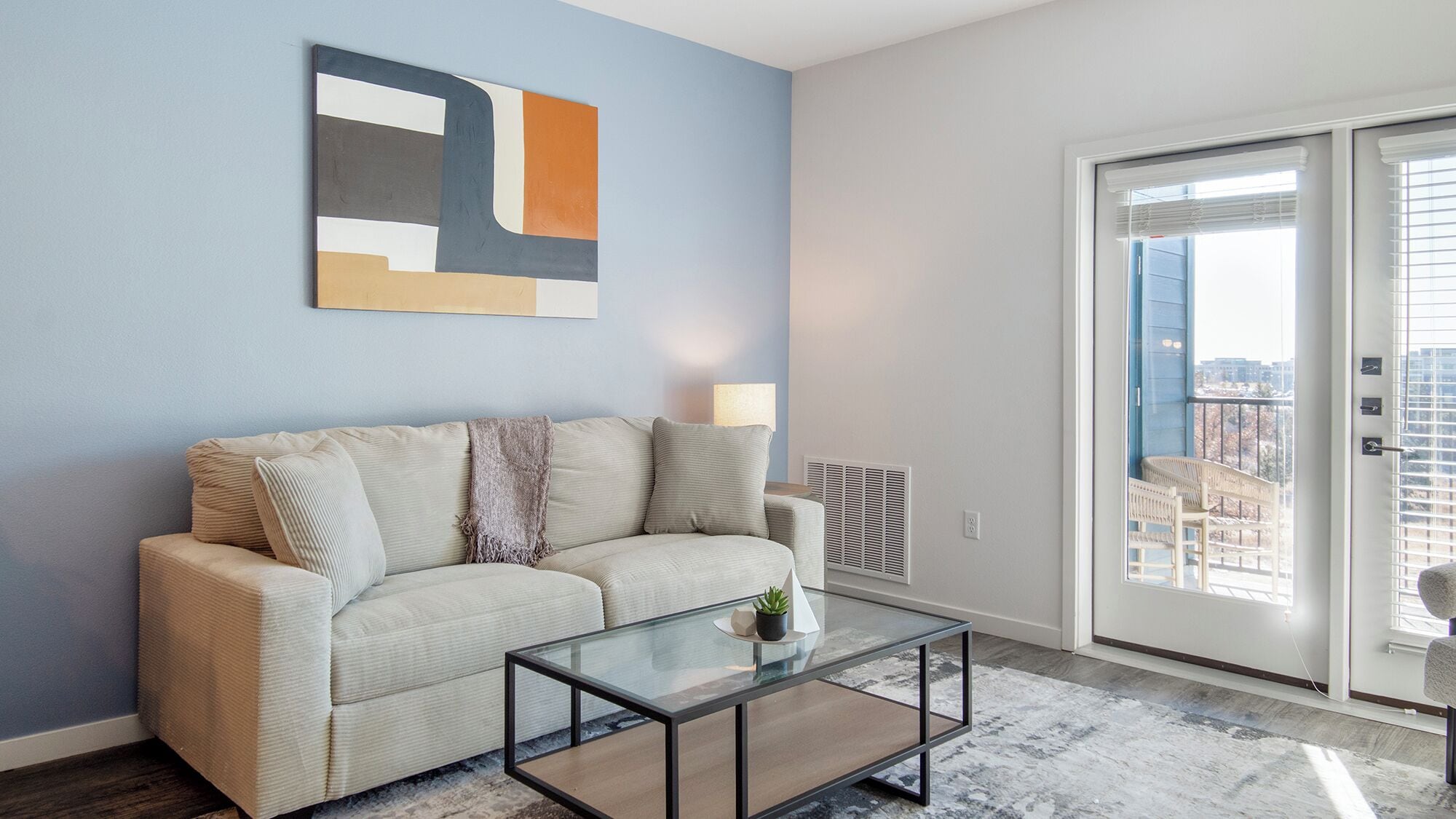 Apartamento Deluxe (1 Bedroom) | Zona de estar | Smart TV de 50 pulgadas con canales digitales