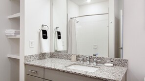 Appartement Deluxe (1 Bedroom) | Salle de bain | Articles de toilette gratuits, sèche-cheveux, serviettes fournies, savon