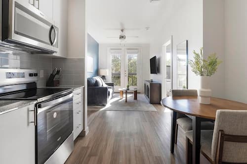 Apartamento (1 Bedroom) | Cocina privada | Frigorífico, microondas, horno y placa de cocina
