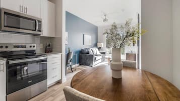 Huoneisto (1 Bedroom) | Yksityinen keittiö | Jääkaappi, kahvin-/teenkeitin