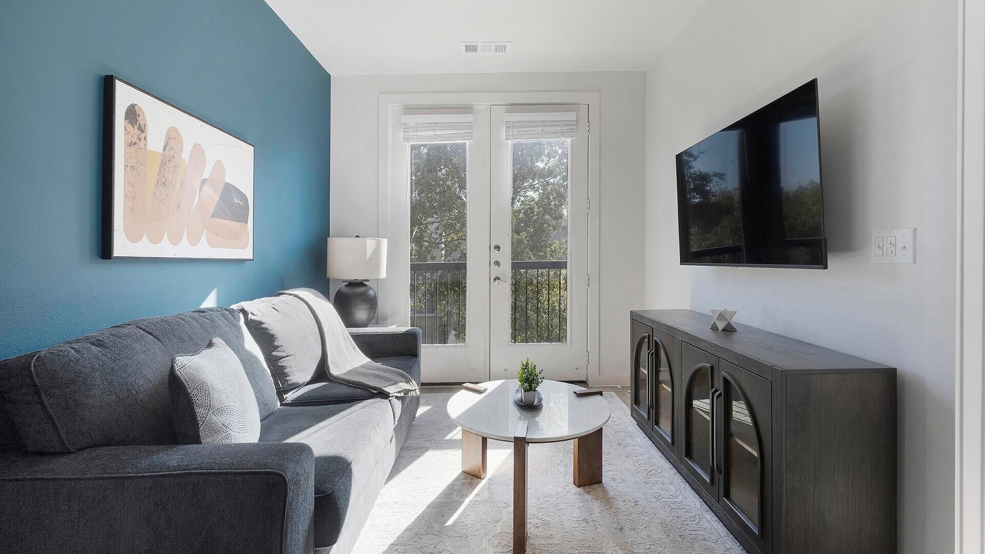 Leilighet (1 Bedroom) | Oppholdsområde | En 50-tommers TV med digitale kanaler