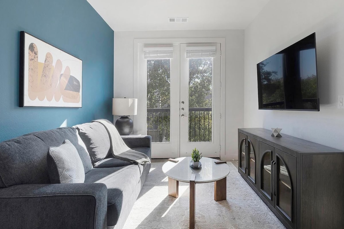 アパートメント (1 Bedroom) | リビング エリア | 50 インチのテレビ (デジタル放送視聴可)